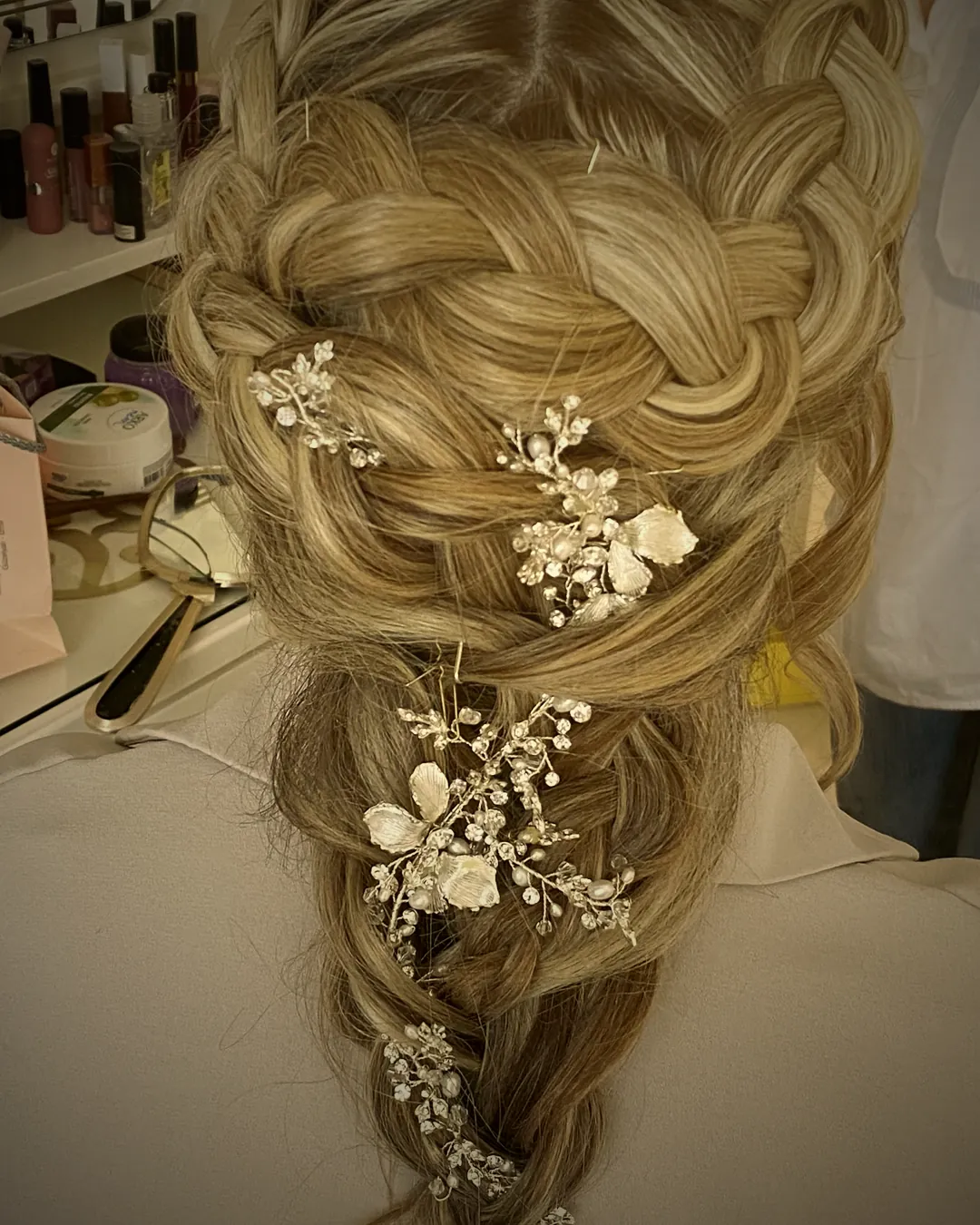 Çiçekli tokalarla süslenmiş uzun gelin örgüsü, Makas Hair Studio Güzelbahçe