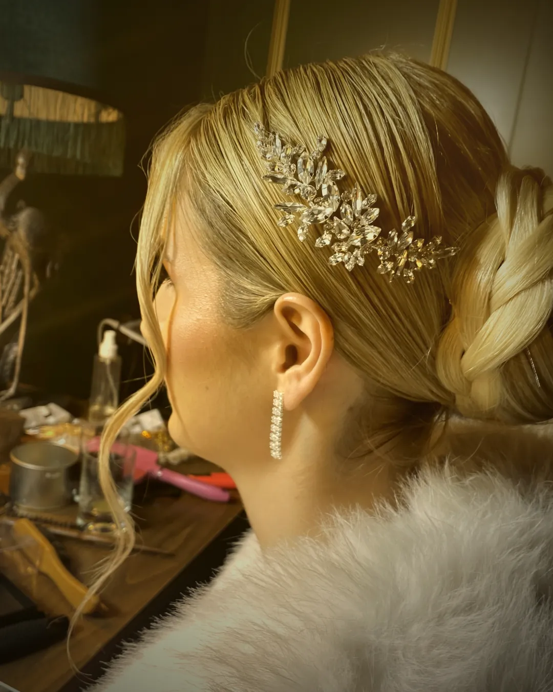 Yandan toplanmış sarı gelin topuzu ve taşlı saç aksesuarı, Makas Hair Studio Güzelbahçe