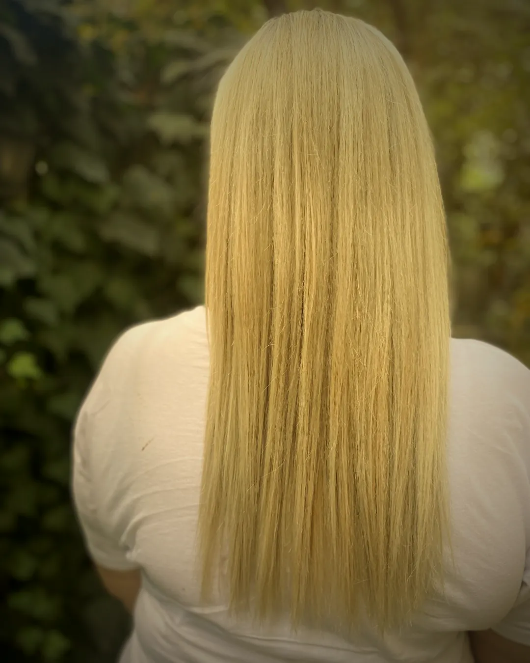 Keratin bakım sonrası parlak, düz uzun sarı saç