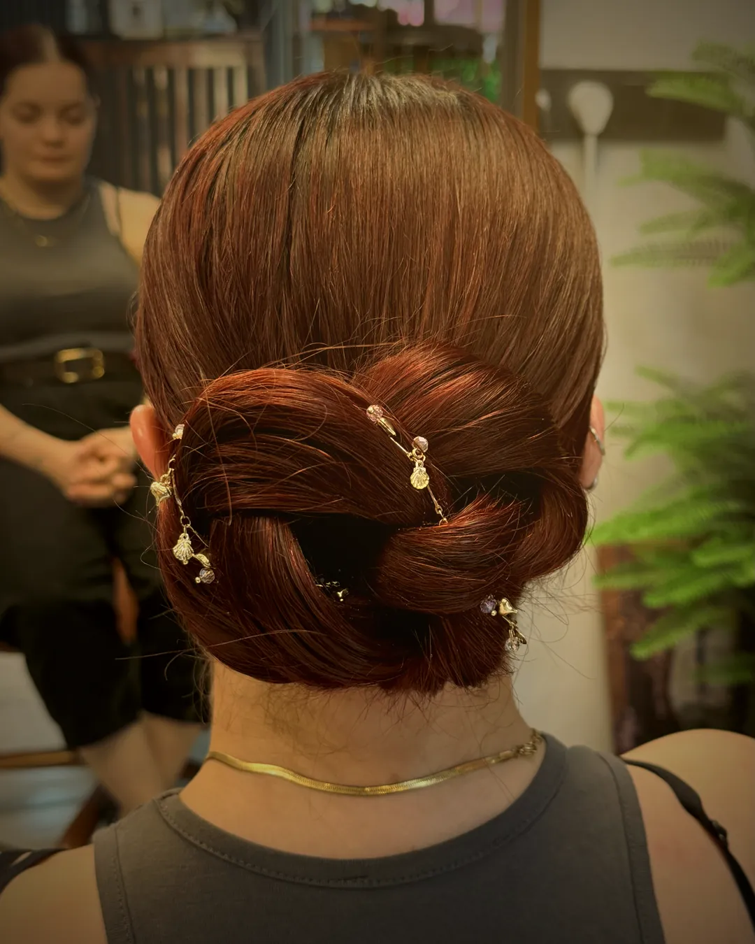 Kızıl saçta inci tokalı burgu ense topuzu, Makas Hair Studio