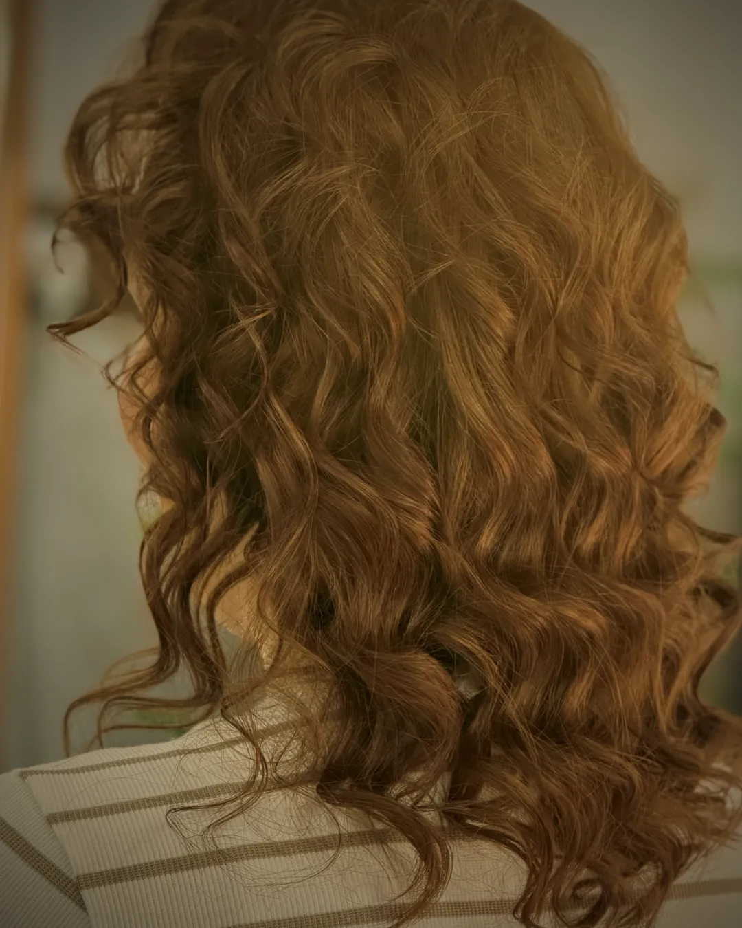 Kumral saçta maşa bukleleri, Güzelbahçe kadın kuaförü Makas Hair Studio