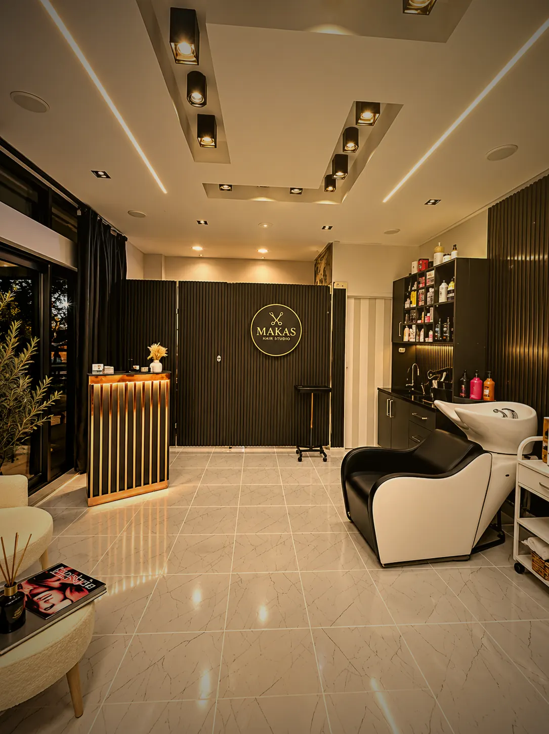 Makas Hair Studio girişi, resepsiyon bankosu ve saç yıkama koltuğu
