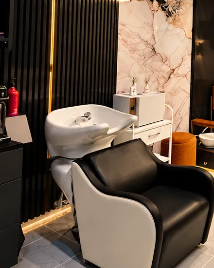 Siyah beyaz saç yıkama koltuğu ve mermer panel, Makas Hair Studio Güzelbahçe