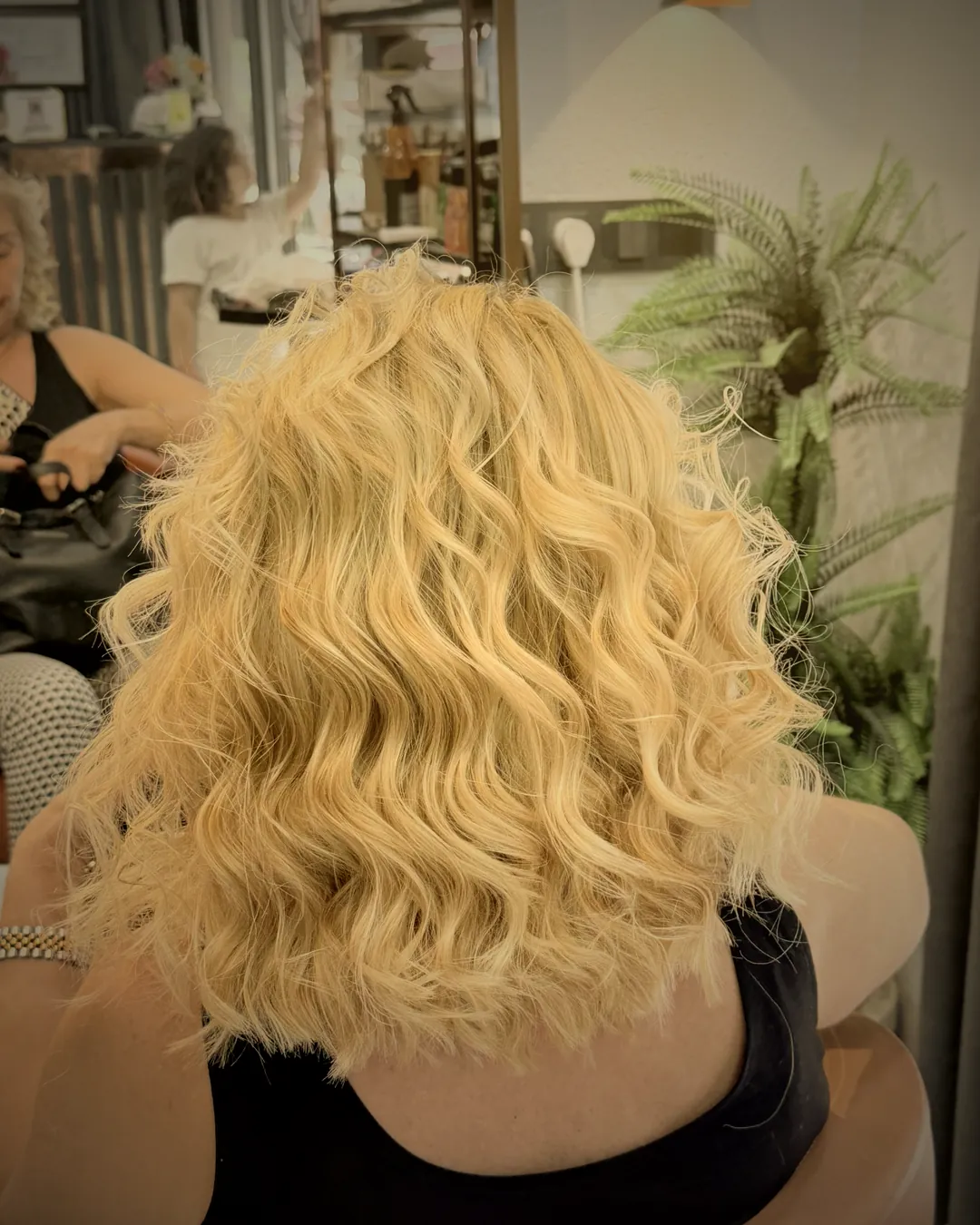 Sarı kısa saçta dalgalı şekillendirme, Makas Hair Studio
