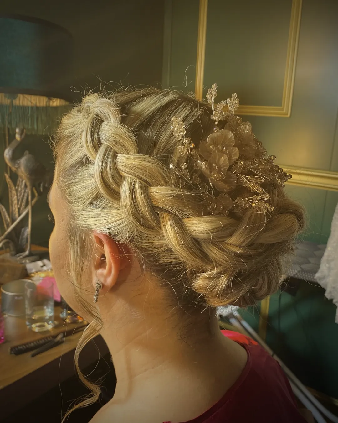 Taç örgülü ve altın çiçek aksesuarlı topuz modeli, Makas Hair Studio